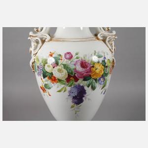 Übergroße Prunkvase mit Blumenmalerei