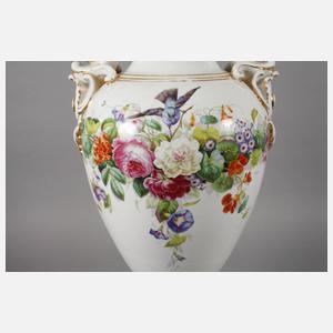 Übergroße Prunkvase mit Blumenmalerei