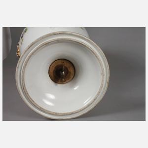 Übergroße Prunkvase mit Blumenmalerei