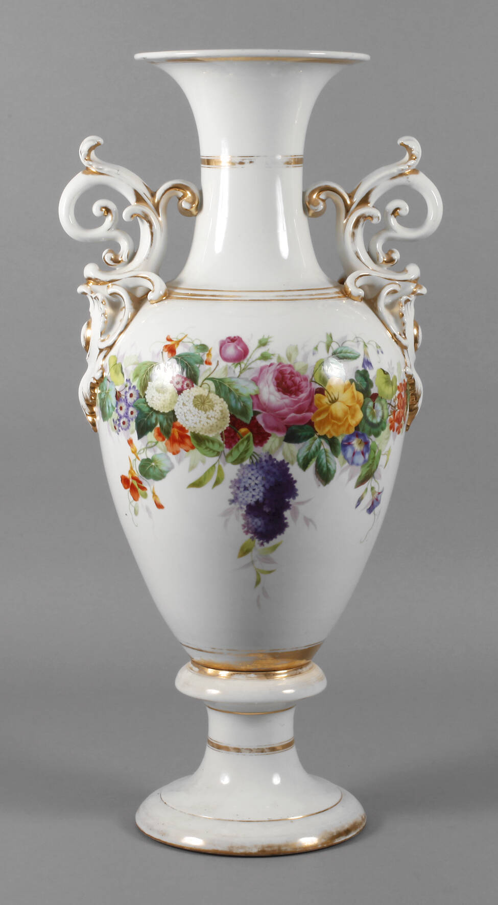 Übergroße Prunkvase mit Blumenmalerei