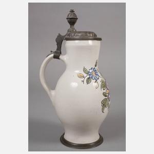 Fayencekanne mit Blütenmotiv