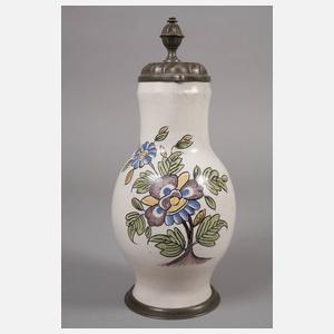 Fayencekanne mit Blütenmotiv