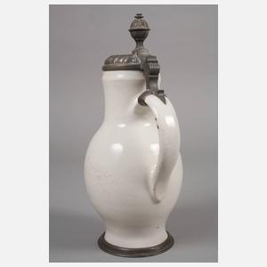 Fayencekanne mit Blütenmotiv