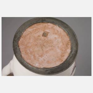 Fayencekanne mit Blütenmotiv