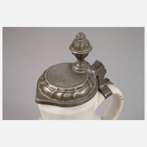 Fayencekanne mit Blütenmotiv