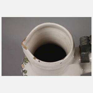 Fayencekanne mit Blütenmotiv