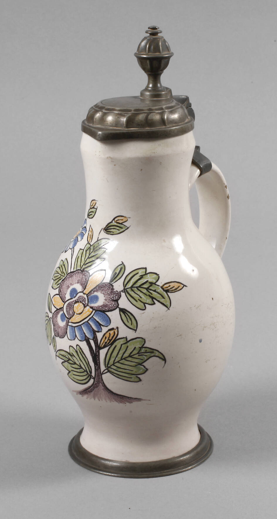 Fayencekanne mit Blütenmotiv