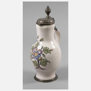 Fayencekanne mit Blütenmotiv