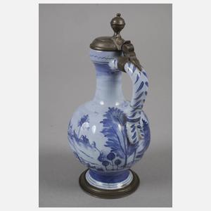 Kleine Enghalskanne mit Flechthenkel