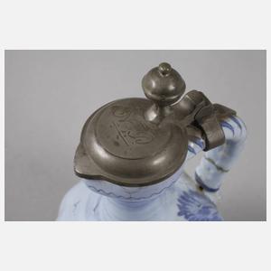 Kleine Enghalskanne mit Flechthenkel