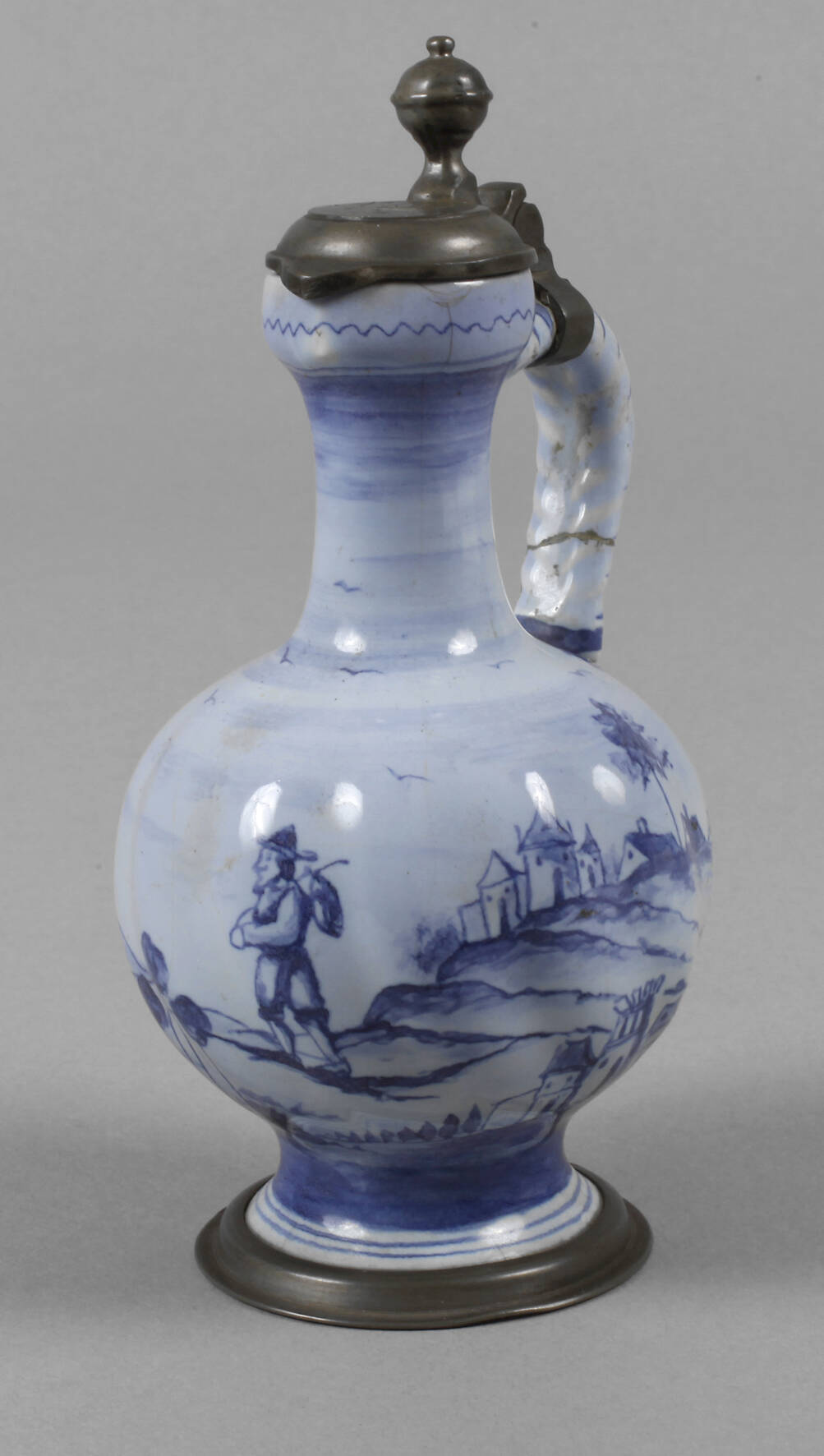 Kleine Enghalskanne mit Flechthenkel