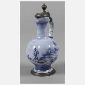 Kleine Enghalskanne mit Flechthenkel