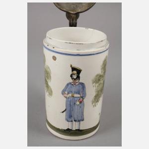Fayencewalzenkrug mit Soldat