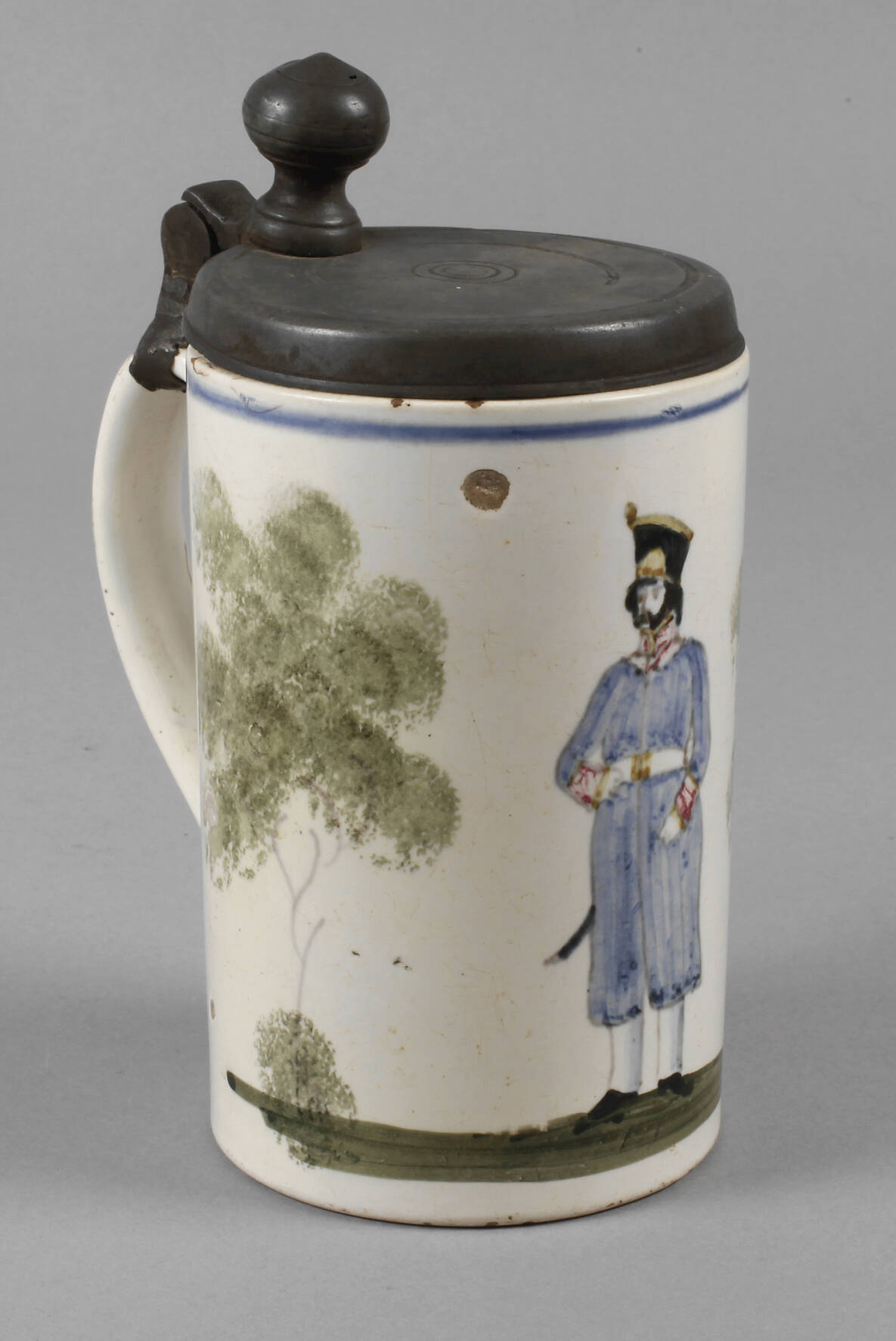 Fayencewalzenkrug mit Soldat