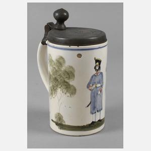 Fayencewalzenkrug mit Soldat