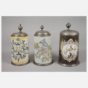 Drei Fayencewalzenkrüge