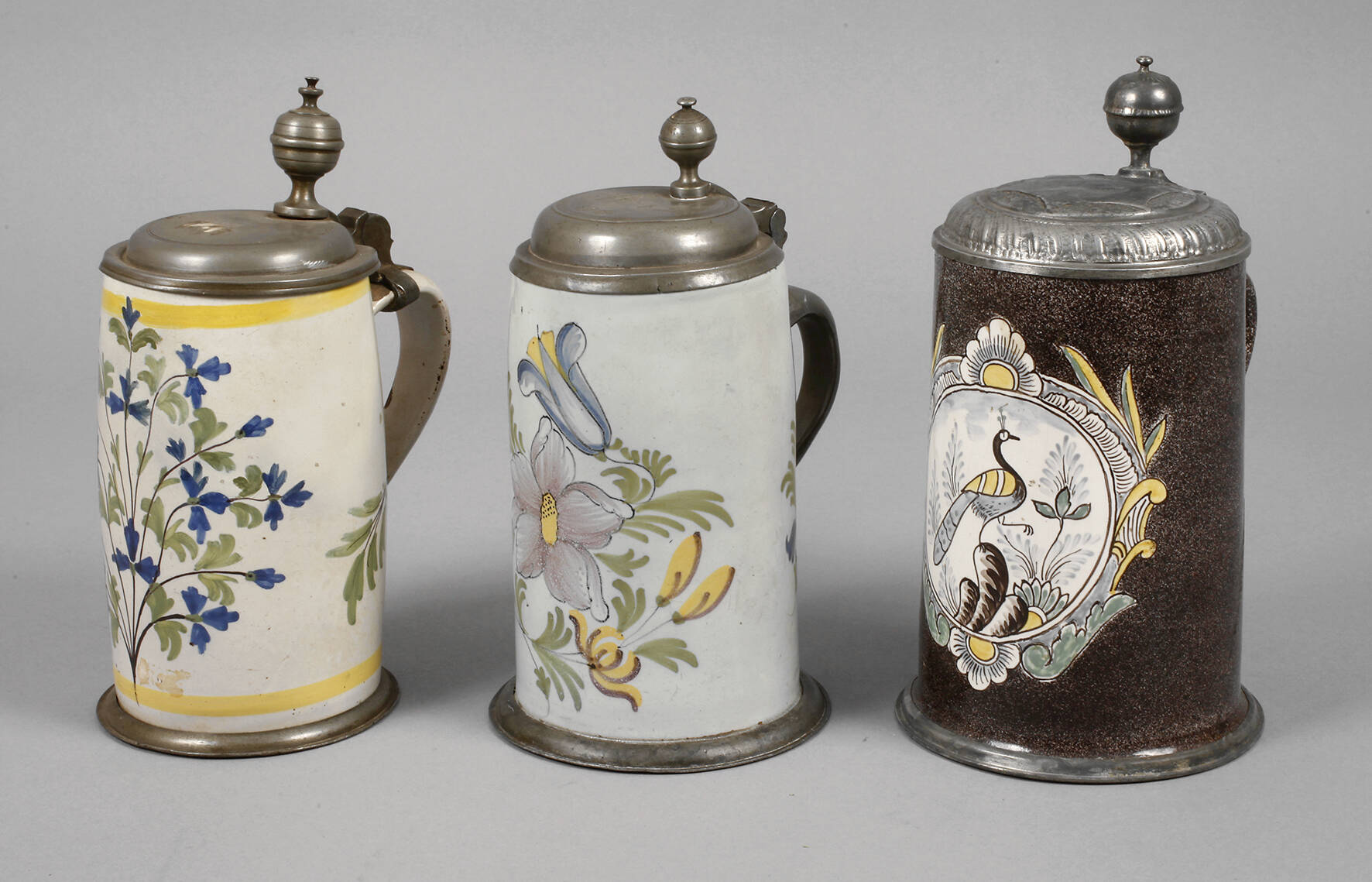 Drei Fayencewalzenkrüge