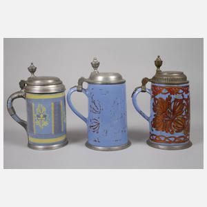 Drei Fayencewalzenkrüge