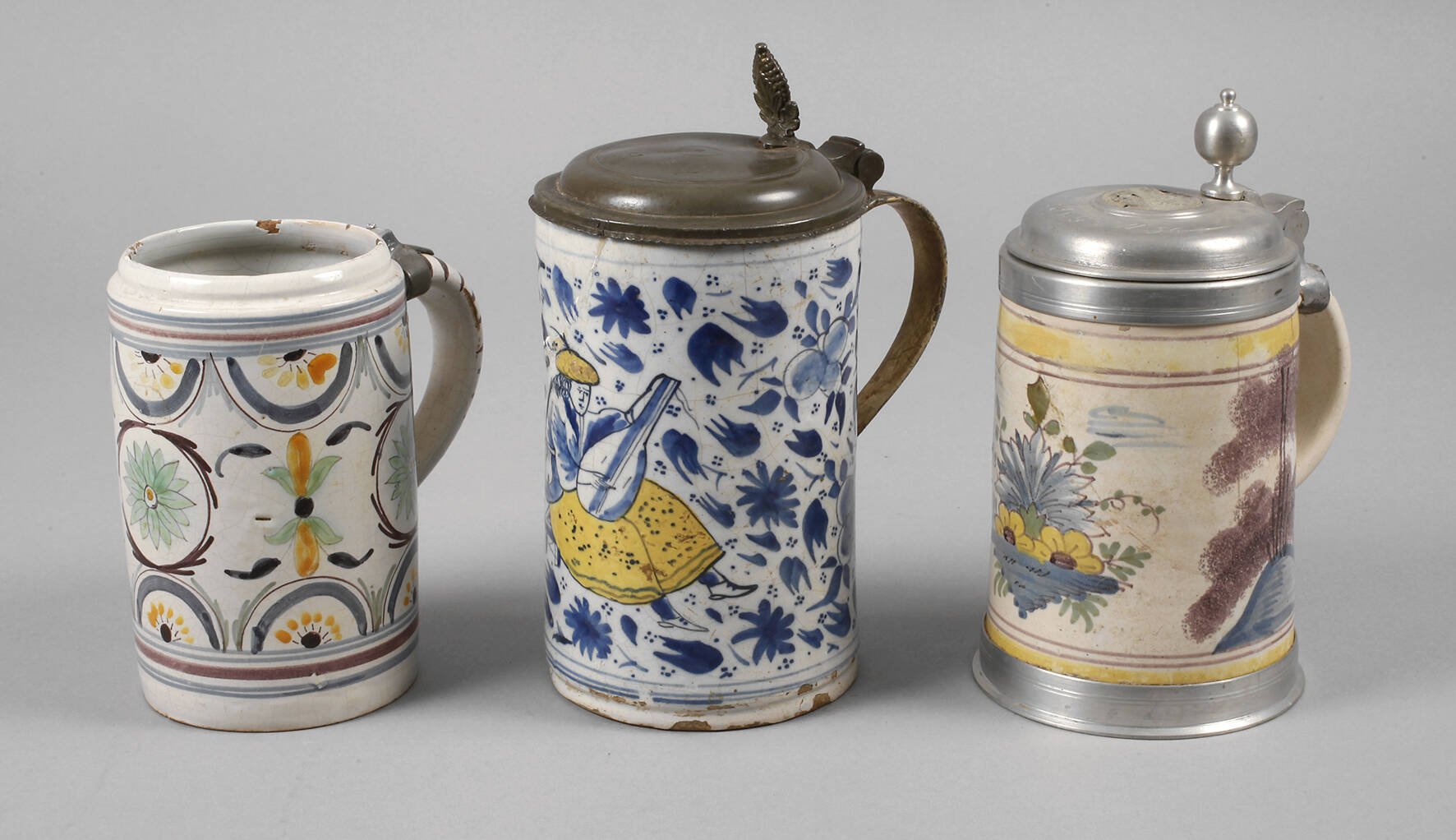 Drei Fayencewalzenkrüge