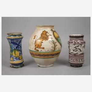 Zwei Albarellos und eine Vase