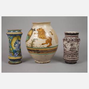 Zwei Albarellos und eine Vase