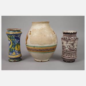 Zwei Albarellos und eine Vase