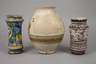 Zwei Albarellos und eine Vase