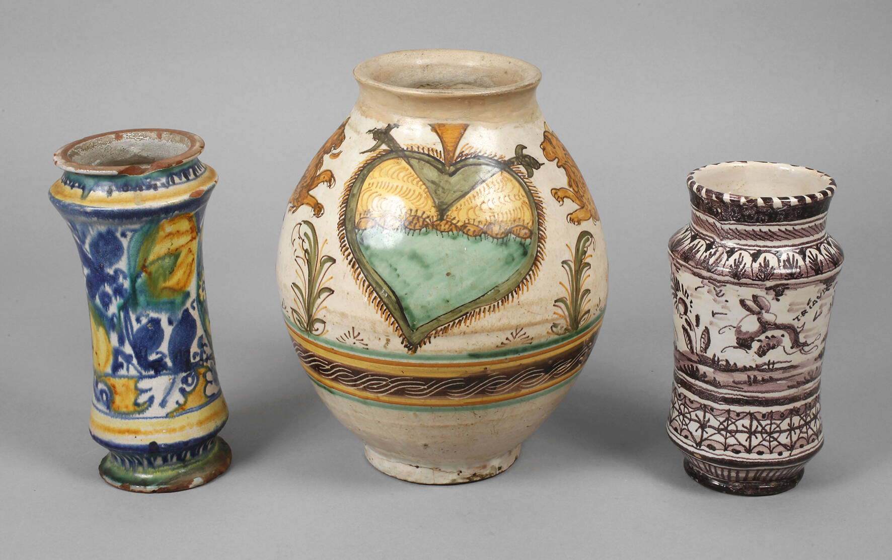 Zwei Albarellos und eine Vase