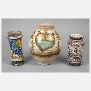Zwei Albarellos und eine Vase