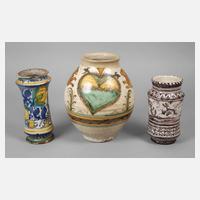 Zwei Albarellos und eine Vase111