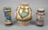Zwei Albarellos und eine Vase