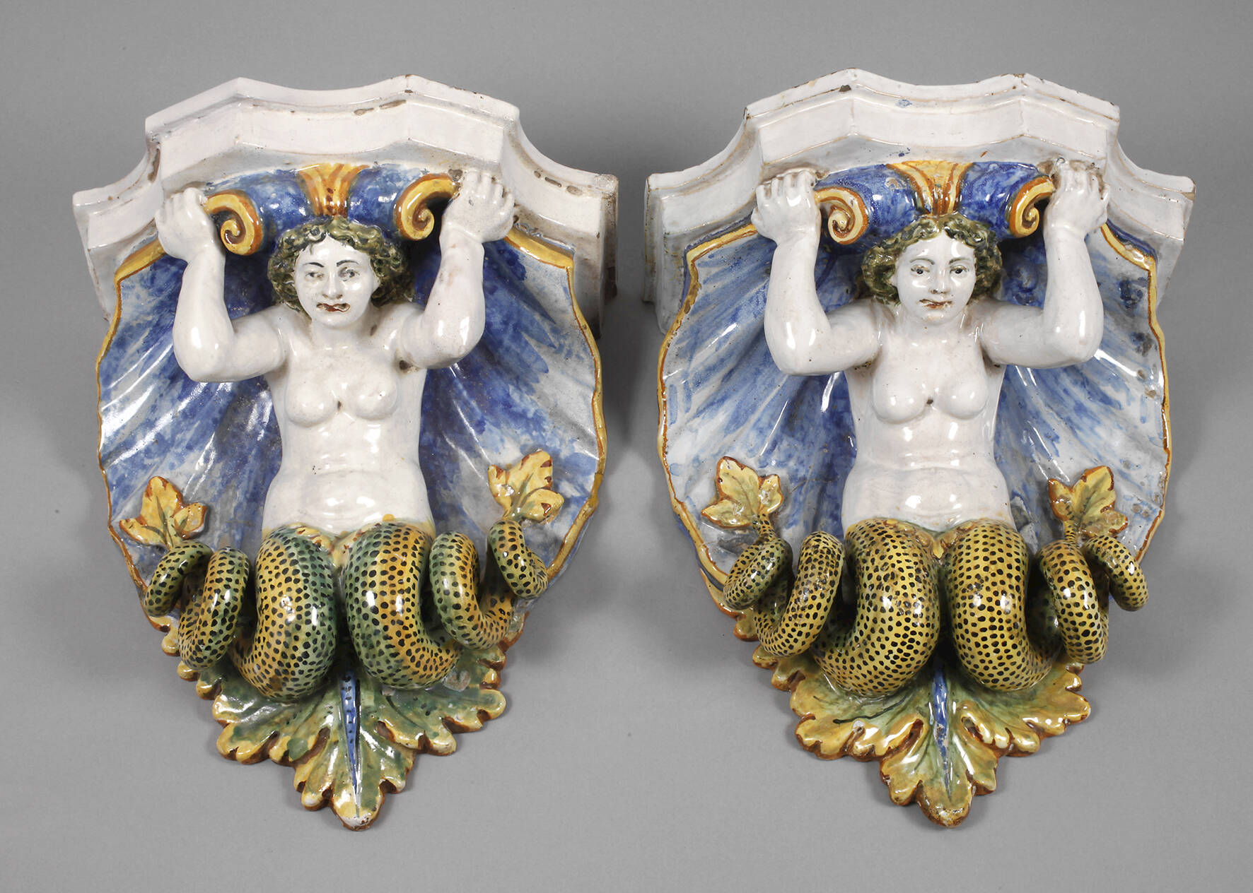 Zwei Wandkonsolen mit Melusinen