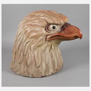 Übergroßer Adlerkopf