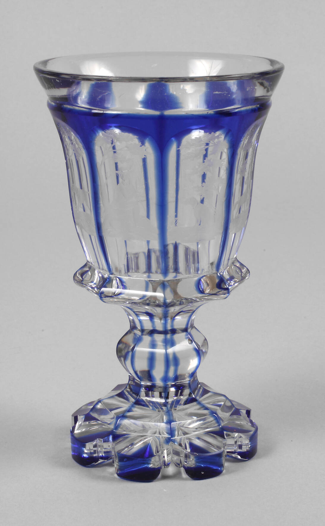 Großer Walzenschliffpokal mit Überfang