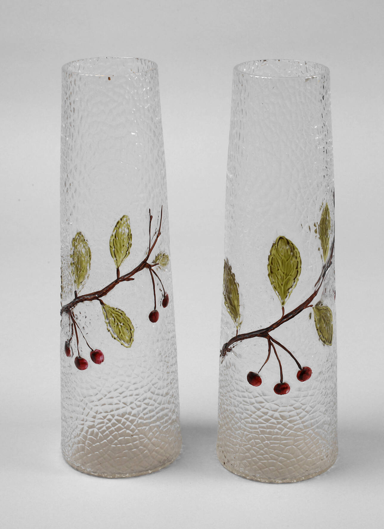 Paar Eisglasvasen mit Kirschdekor