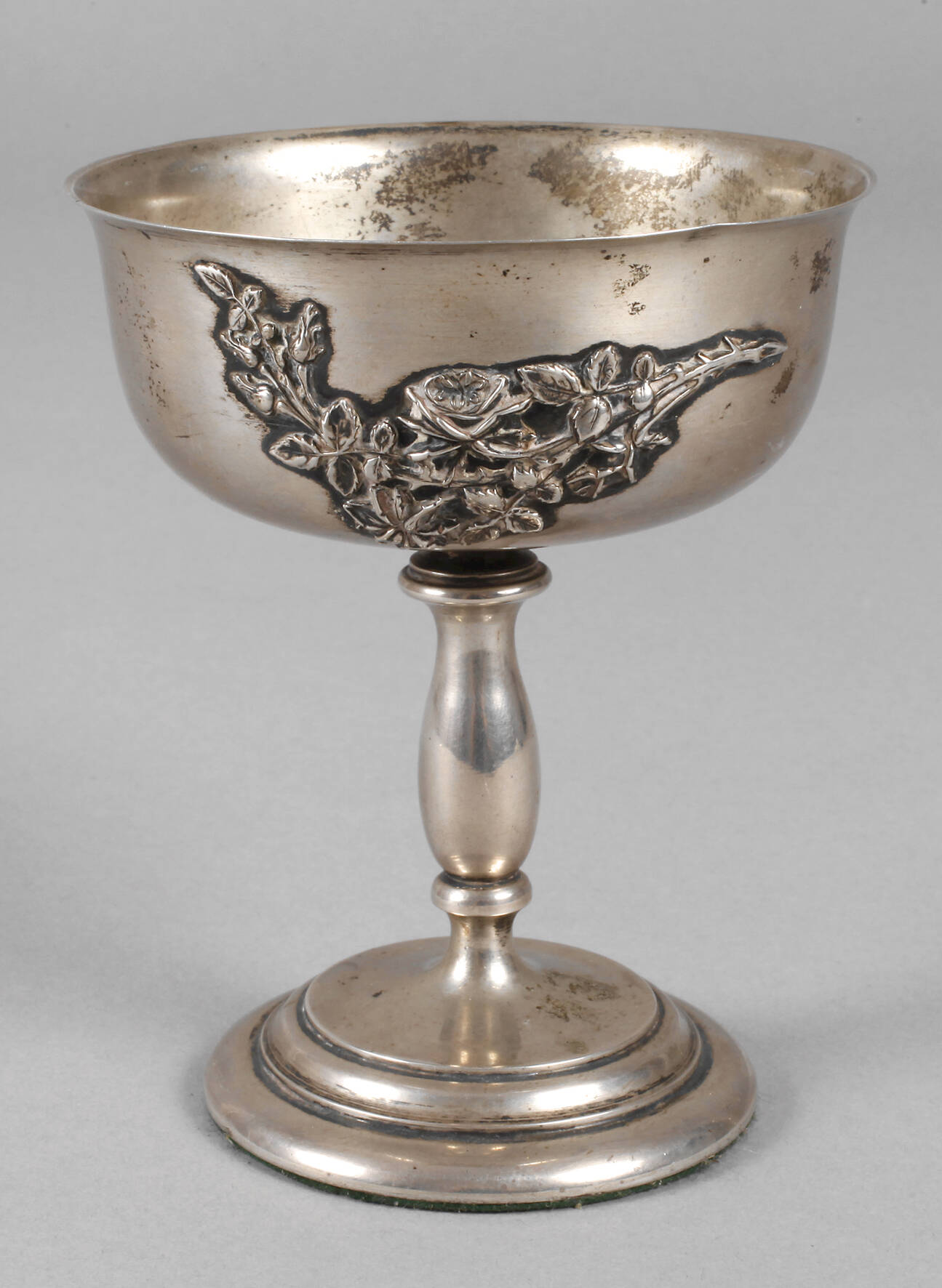 Silberkelch mit floralem Dekor