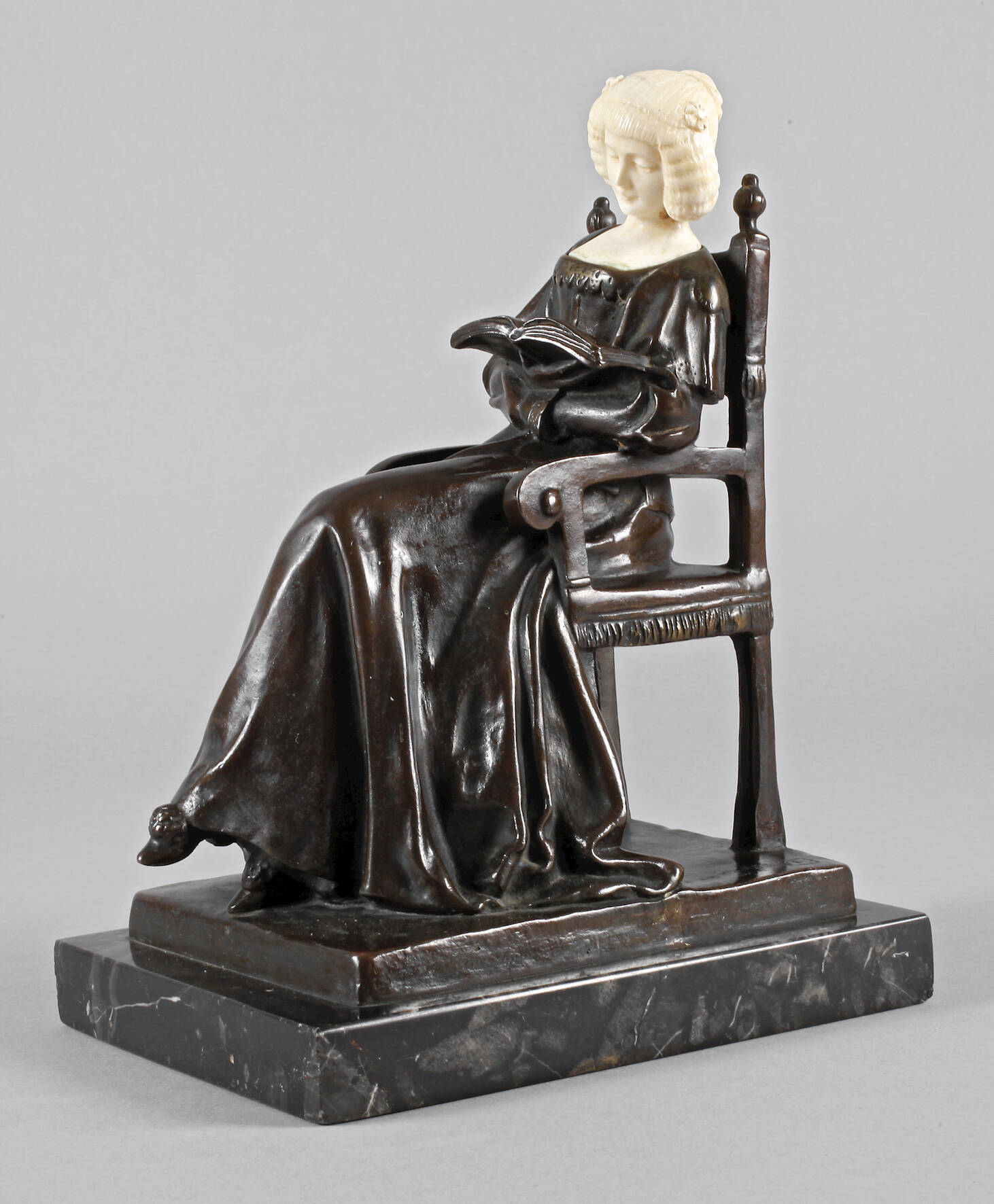 Chryselephantin Lesende Dame