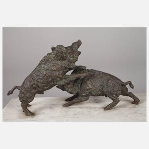 Bronzegruppe kämpfende Wildschweine