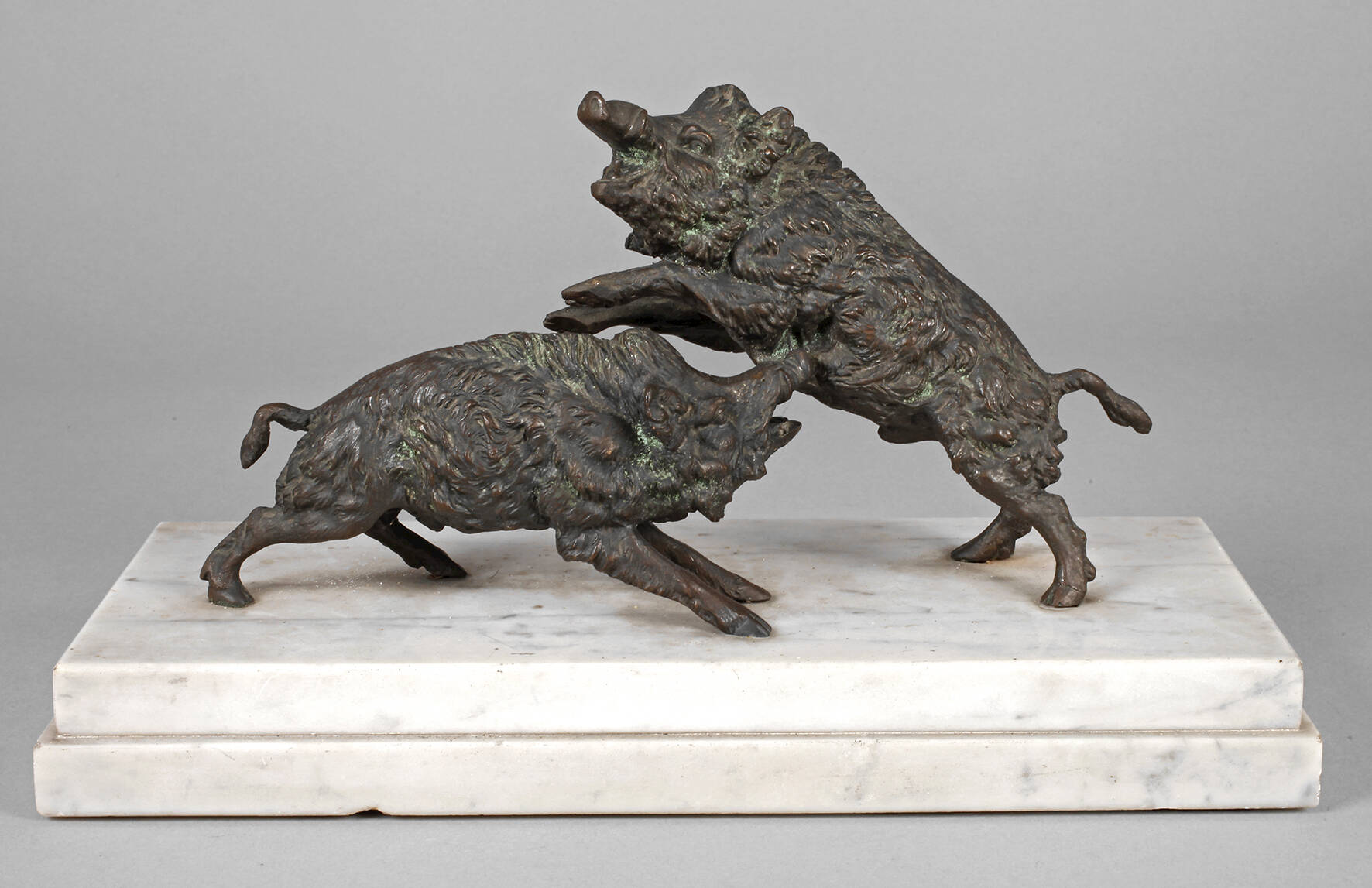 Bronzegruppe kämpfende Wildschweine
