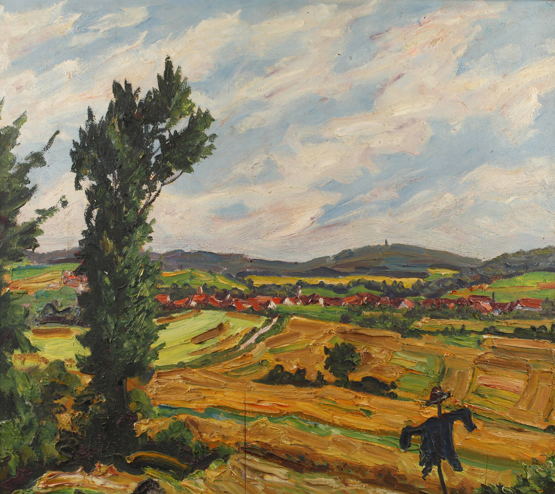 Sommerliche Mittelgebirgslandschaft mit Vogelscheuche