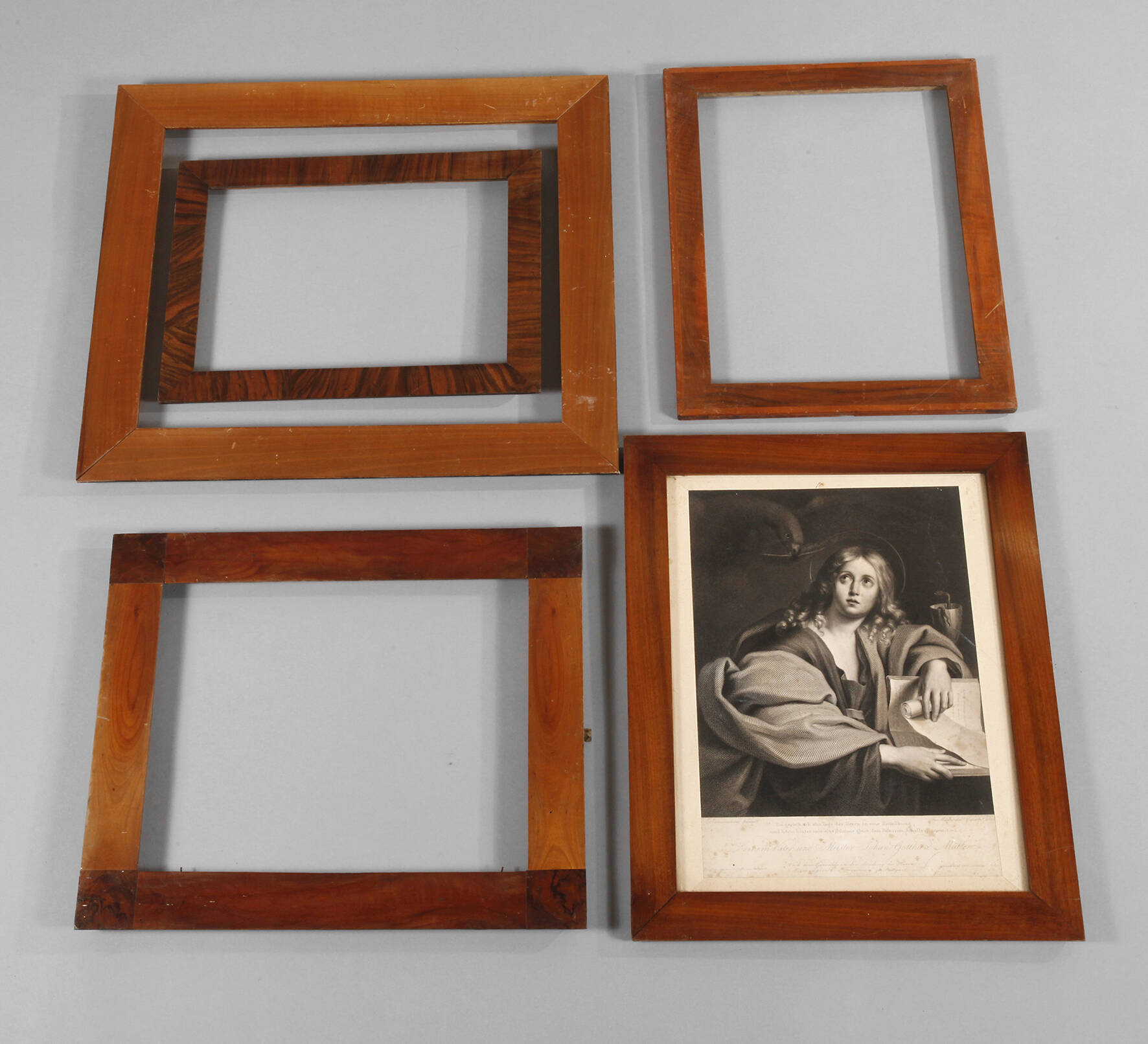 Fünf Rahmen im Biedermeierstil