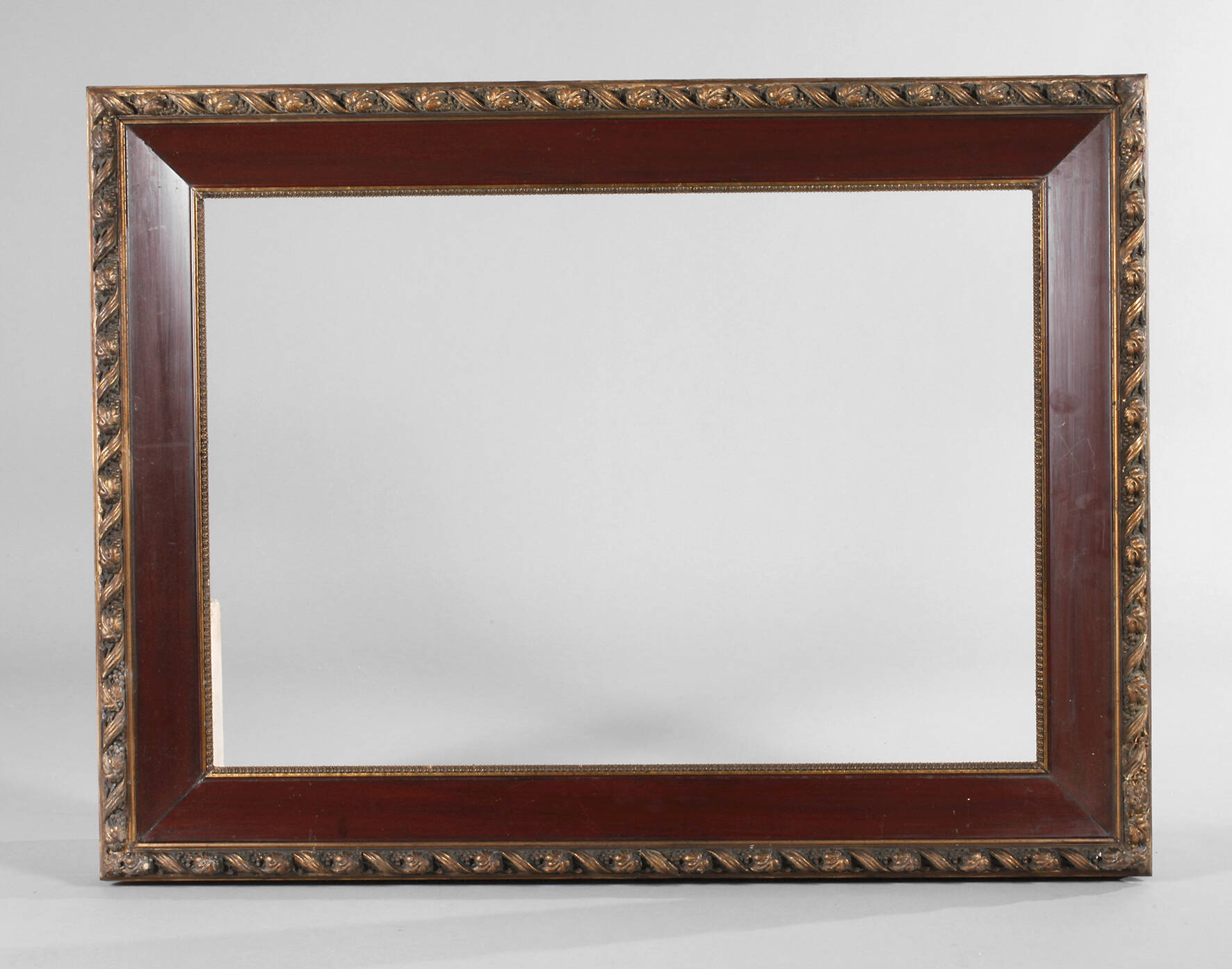 Große rotbraune Lackleiste mit Stuckkanten