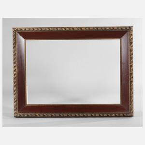 Große rotbraune Lackleiste mit Stuckkanten