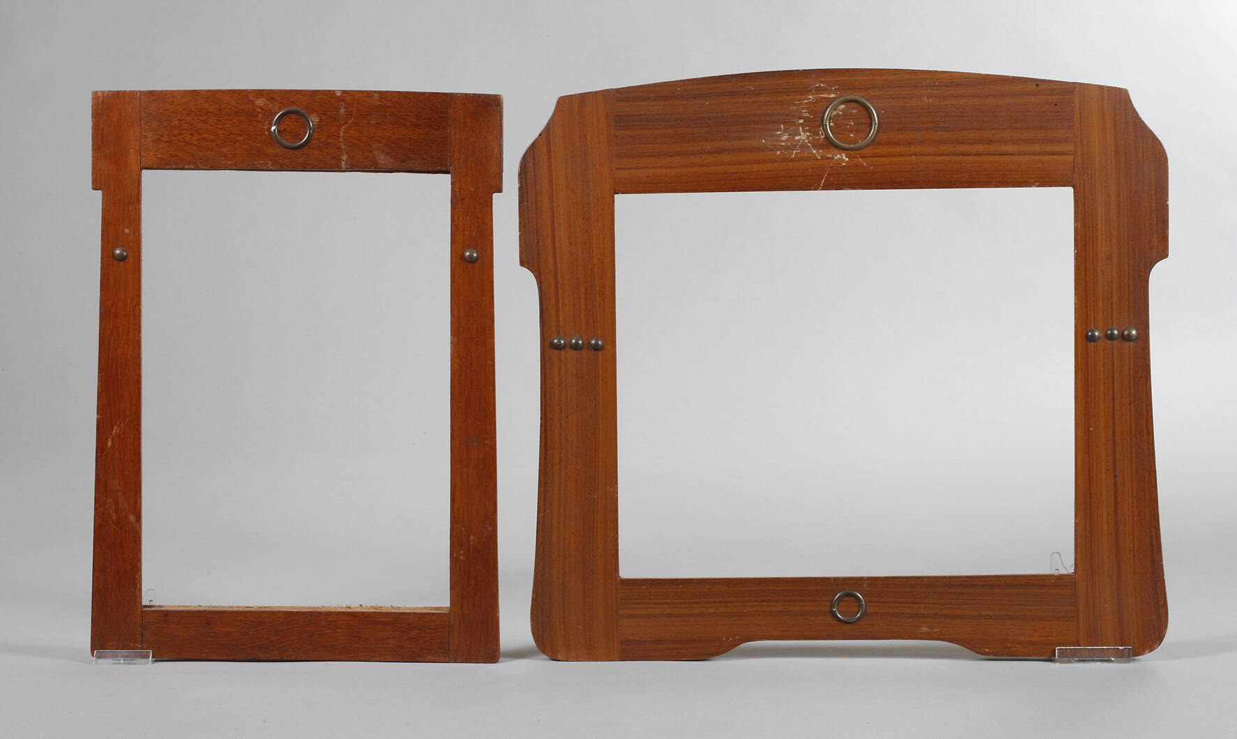 Zwei Jugendstilrahmen mit Messingapplikationen