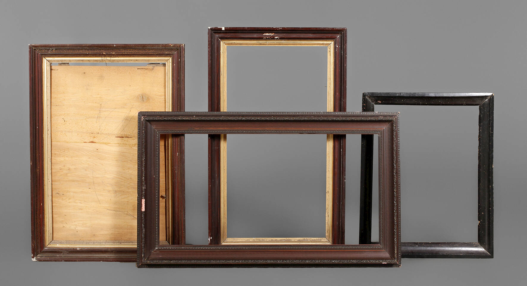 Vier dunkle Rahmen
