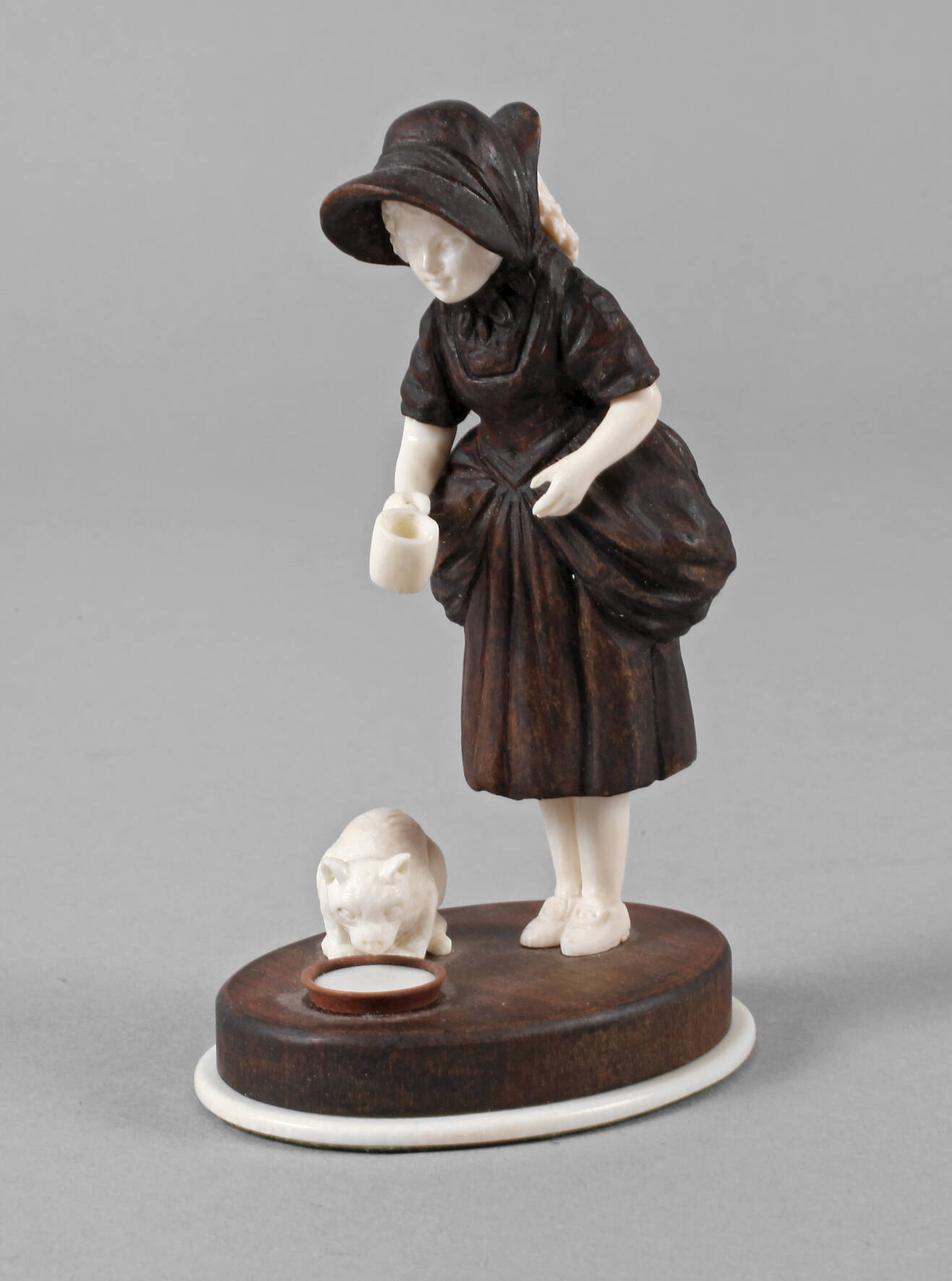 Figürliche Elfenbeinschnitzerei