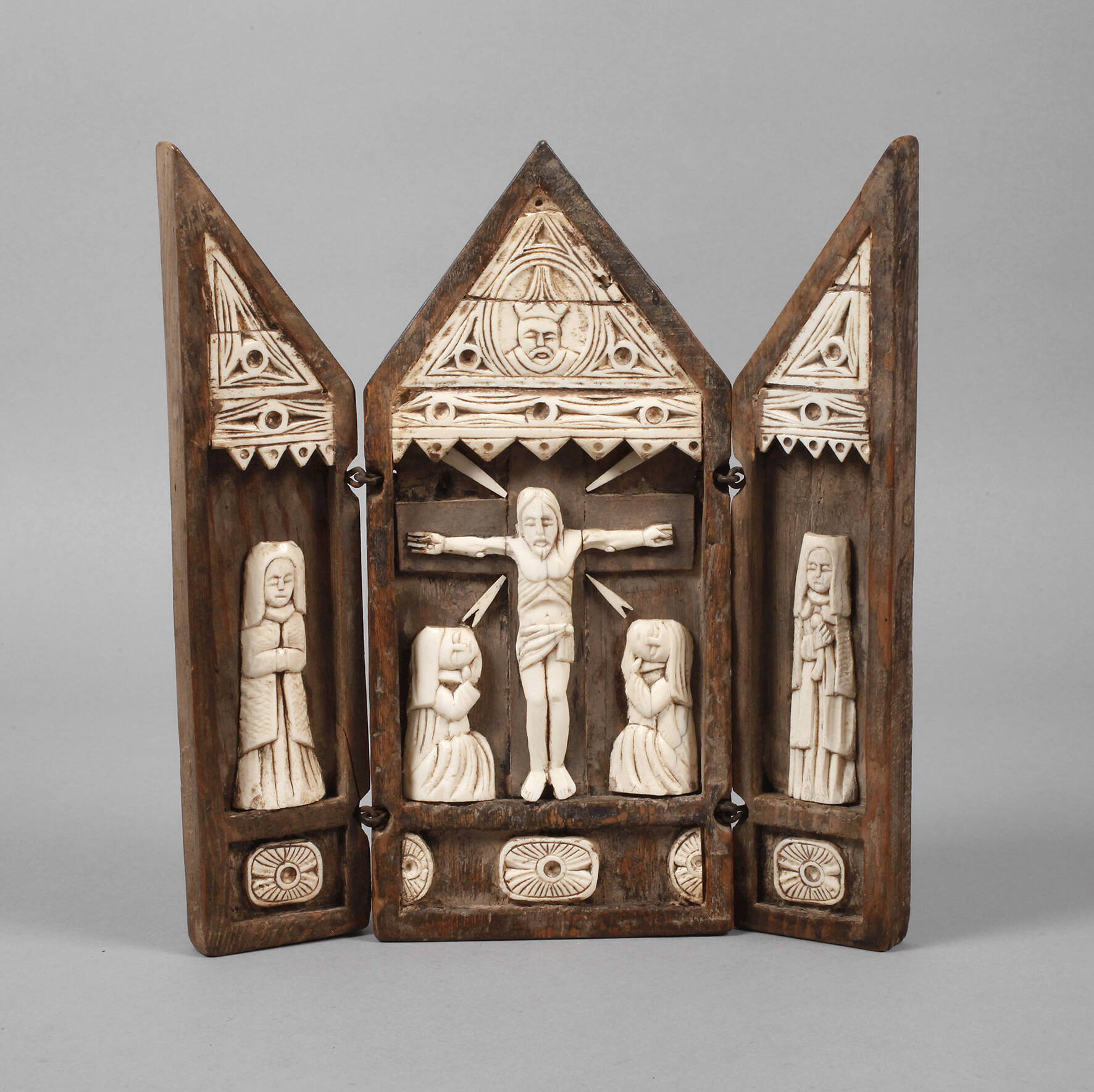 Geschnitzter Hausaltar