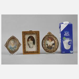 Drei Elfenbeinminiaturen