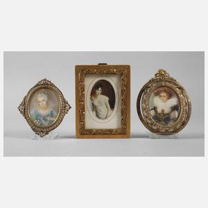 Drei Elfenbeinminiaturen