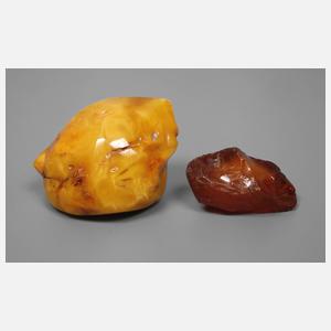 Zwei Rohbernsteine